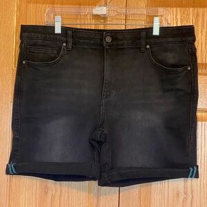 Women’s LuLaRoe boyfriend denim shorts 34 in lightly distressed black.
